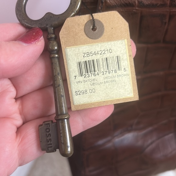 Fossil NWT purse with shoulder strap and handles. Beautiful brown leather. - Picture 4 of 10